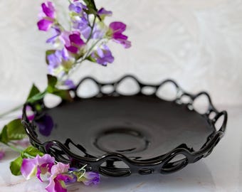 Vintage Fostoria zwart amethist glas met kanten rand ondiepe ronde consolekom - retro gotisch halloweendecor - zwart depressieglas