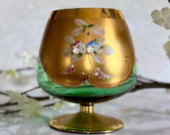 Copa de brandy bohemia antigua de color verde esmeralda - Diseño floral y dorado esmaltado a mano de la década de 1920 - Firmada con la letra "P"
