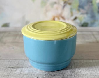 Vintage Delphinium Blue en narcissengele kleine ronde koelkastschaal met deksel van Hall China voor Westinghouse - Retro container voor restjes
