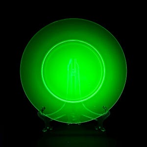 Plato llano clásico de vidrio de uranio verde brillante Fostoria de 11.5"