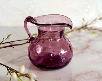 Vintage halverwege de eeuw Clevenger Brothers pruim paarse amethist muntstip / spotoptiek handgeblazen minikan / creamer - glas in Blenko-stijl
