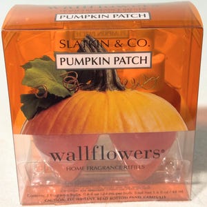 Op de afbeelding: Een doorzichtige plastic doos met twee wallflowers huisgeur navullingen. De doos heeft een grote oranje pompoen met groene bladeren en de tekst "PUMPKIN PATCH" en "SLATKIN & CO.". De doos bevat 48 ml geur.