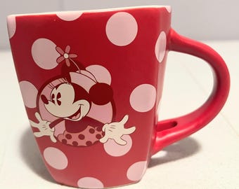 Taza de Minnie Mouse con diseño de lunares rojos de los Parques Disney