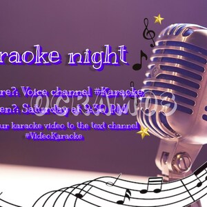 Può includere: Una grafica viola e bianca con il testo "Karaoke night" in un carattere viola. La grafica include anche un microfono, note musicali e il testo "Where?: Voice channel #Karaoke" e "When?: Saturday at 9:30 PM".