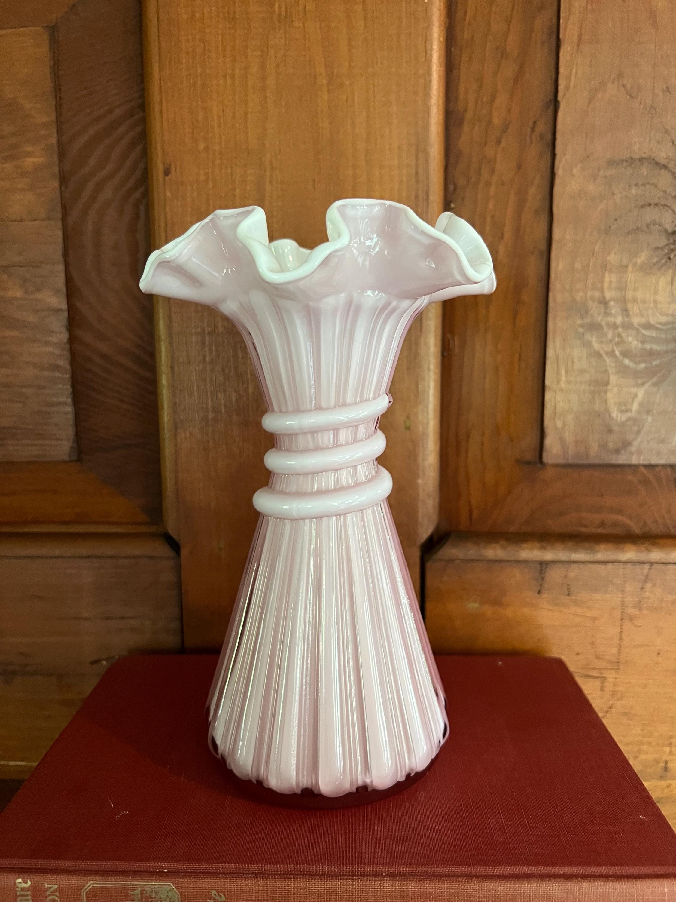 ヴィンテージ フェントン ピンクウィート花瓶：フリル