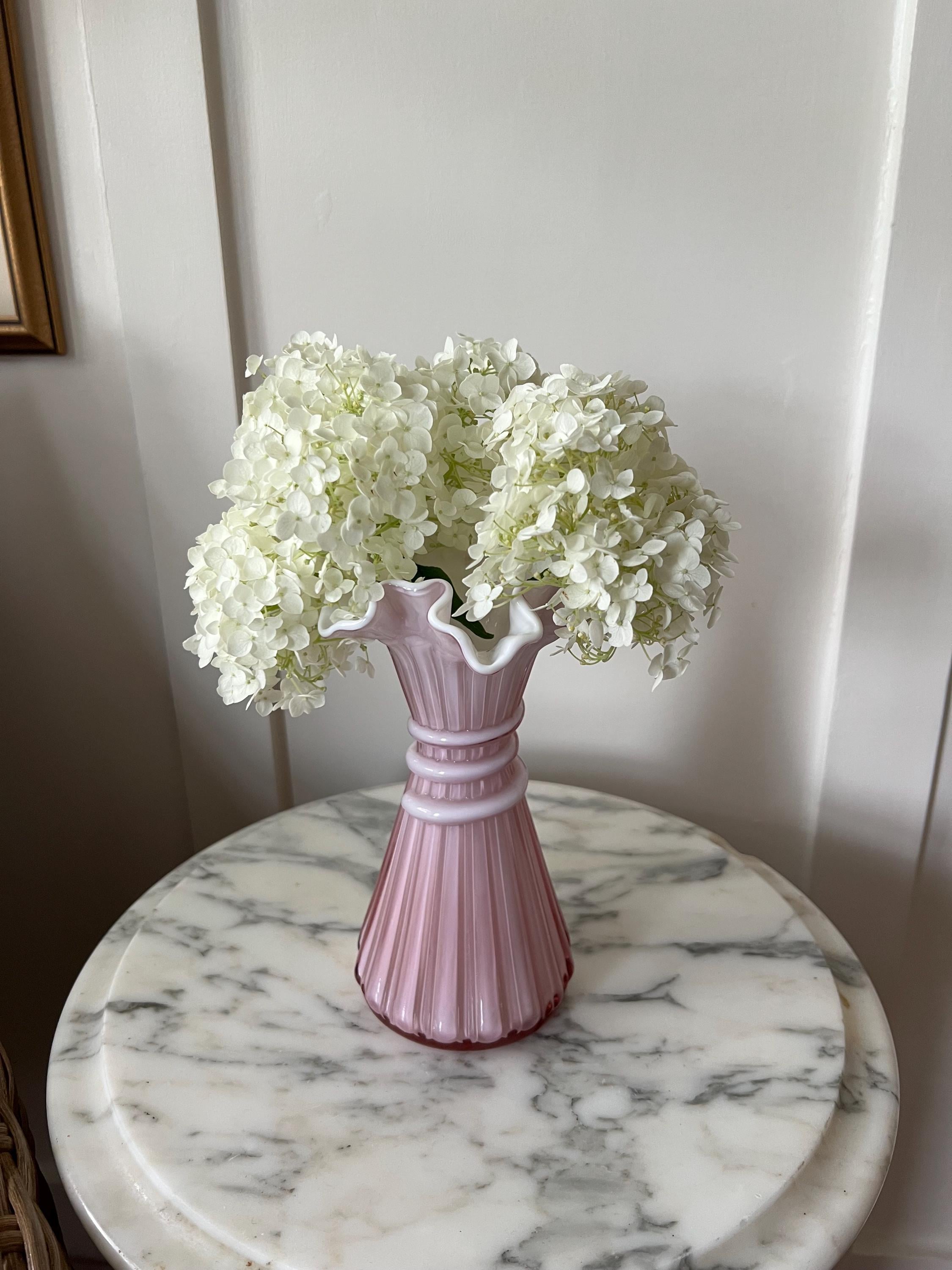 ヴィンテージ フェントン ピンクウィート花瓶：フリル