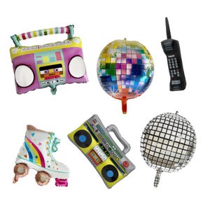 Puede incluir: Un conjunto de globos de aluminio coloridos con forma de radiocasete, patín, bola de discoteca, teléfono móvil y una bola de discoteca espejada. El radiocasete es rosa y amarillo, el patín es blanco con arcoíris.
