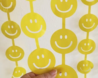 Rideau en aluminium smiley jaune : toile de fond de fête des années 90, toile de fond de fête d'anniversaire, rideau en aluminium smiley, accessoire photo d'anniversaire amusant
