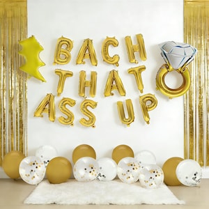 Puede incluir: Globos dorados que deletrean "BACH THAT ASS UP" con un globo de anillo de diamantes y un rayo amarillo. Incluye globos dorados, blancos y llenos de confeti, perfectos para una despedida de soltera.