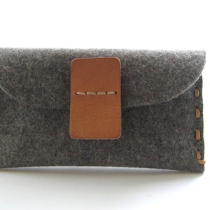 Minimalist Merino wool felt clutch - hand stitched- pebble grey -  eco friendly - vegetable tanned Leather-Size M