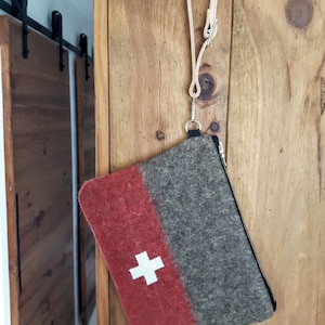 Borsa coperta in lana unica dell'esercito svizzero. Fatta a mano. Croce svizzera bianca, striscia rossa. Cinturino in pelle rimovibile. Design retrò industriale. Ottimo regalo per gli uomini.