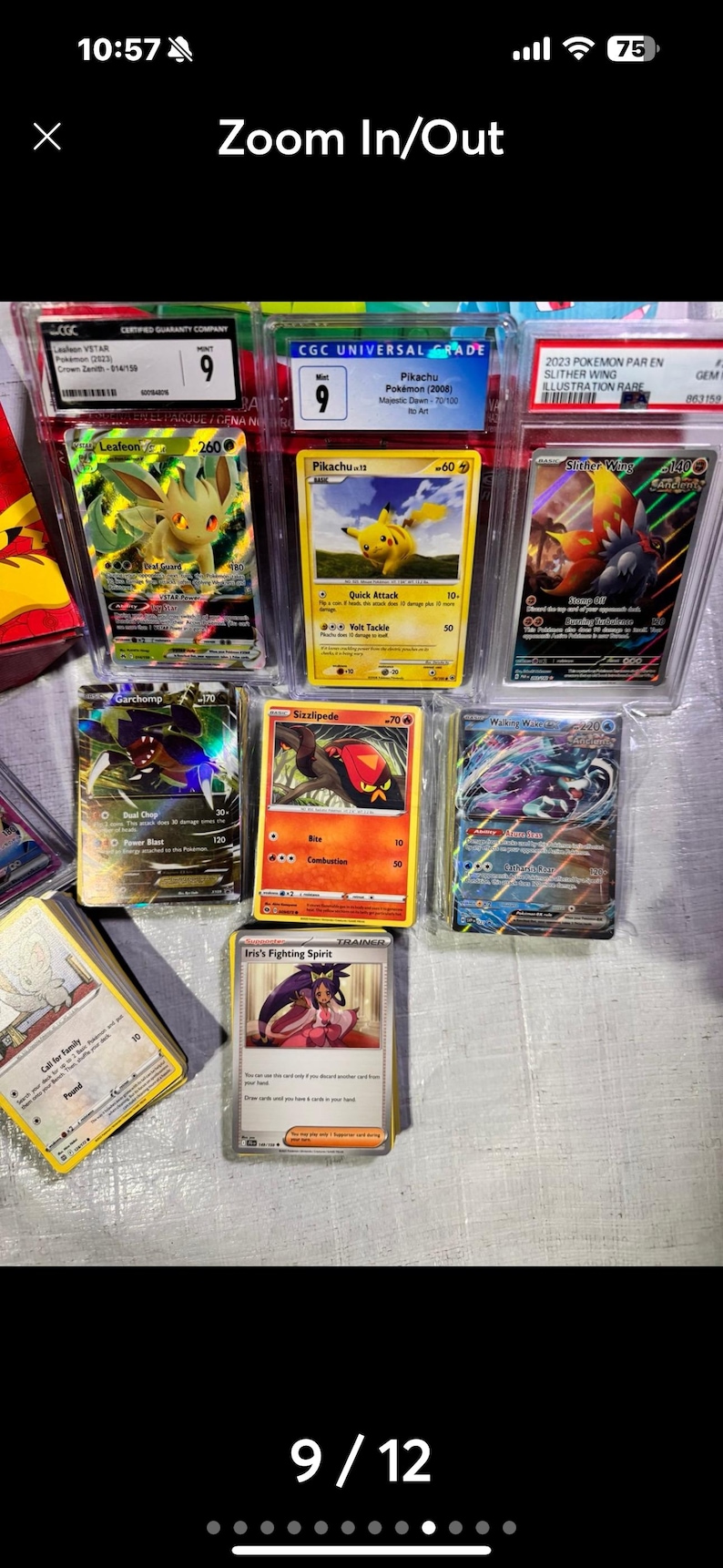 Puede incluir: Una colecci&oacute;n de cartas coleccionables de Pok&eacute;mon calificadas, incluyendo Pikachu, Leafeon y Sizzlipede. Las cartas est&aacute;n en protectores, con etiquetas de calificaci&oacute;n visibles. Las cartas se muestran sobre una superficie clara.