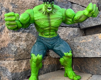 INCREÍBLE Hulk Smash N Stomp Hasbro de 11 pulgadas de alto con ojos verdes brillantes iluminados. Este es absolutamente uno de nuestros mejores Hulks.