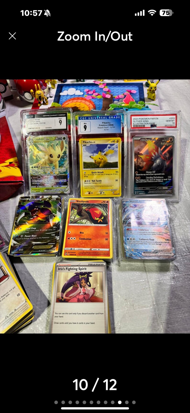 Puede incluir: Una colecci&oacute;n de cartas coleccionables de Pok&eacute;mon calificadas, incluyendo cartas de Pikachu y Leafeon VSTAR, en protectores. Las cartas presentan varios personajes y dise&ntilde;os, con calificaciones y texto visibles.