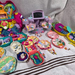 Polly Pocket Ultimate Bundle Raro Casa de juegos desplegable de 91 pulgadas y 19 figuras en total y 9 sets de juego en total