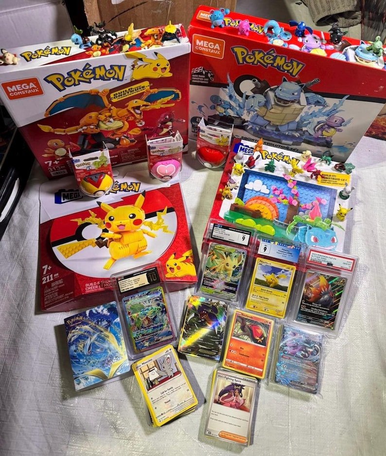 Puede incluir: Una colecci&oacute;n de merchandising de Pok&eacute;mon, que incluye sets de construcci&oacute;n Mega Construx, cartas coleccionables y peque&ntilde;as figuras. Los sets presentan a Pikachu y otros personajes. Las cartas est&aacute;n en fundas protectoras.