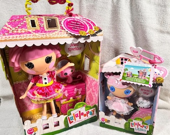 Lalaloopsy Jewel Sparkles con su adorable mascota Kitty y Breeze E Sky con su adorable mascota Cloud, ambas EN SU CAJA ORIGINAL con etiquetas originales.
