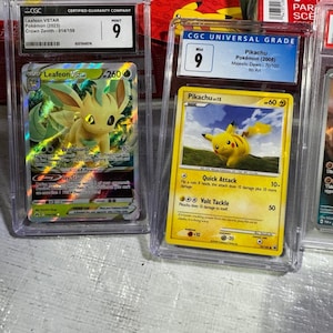 Puede incluir: Dos cartas coleccionables de Pok&eacute;mon calificadas en estuches protectores. Una presenta a Leafeon VSTAR, la otra a Pikachu. Ambas cartas est&aacute;n calificadas con un 9 por CGC. La carta de Leafeon es del set Crown Zenith, y la de Pikachu del set Majestic Dawn.