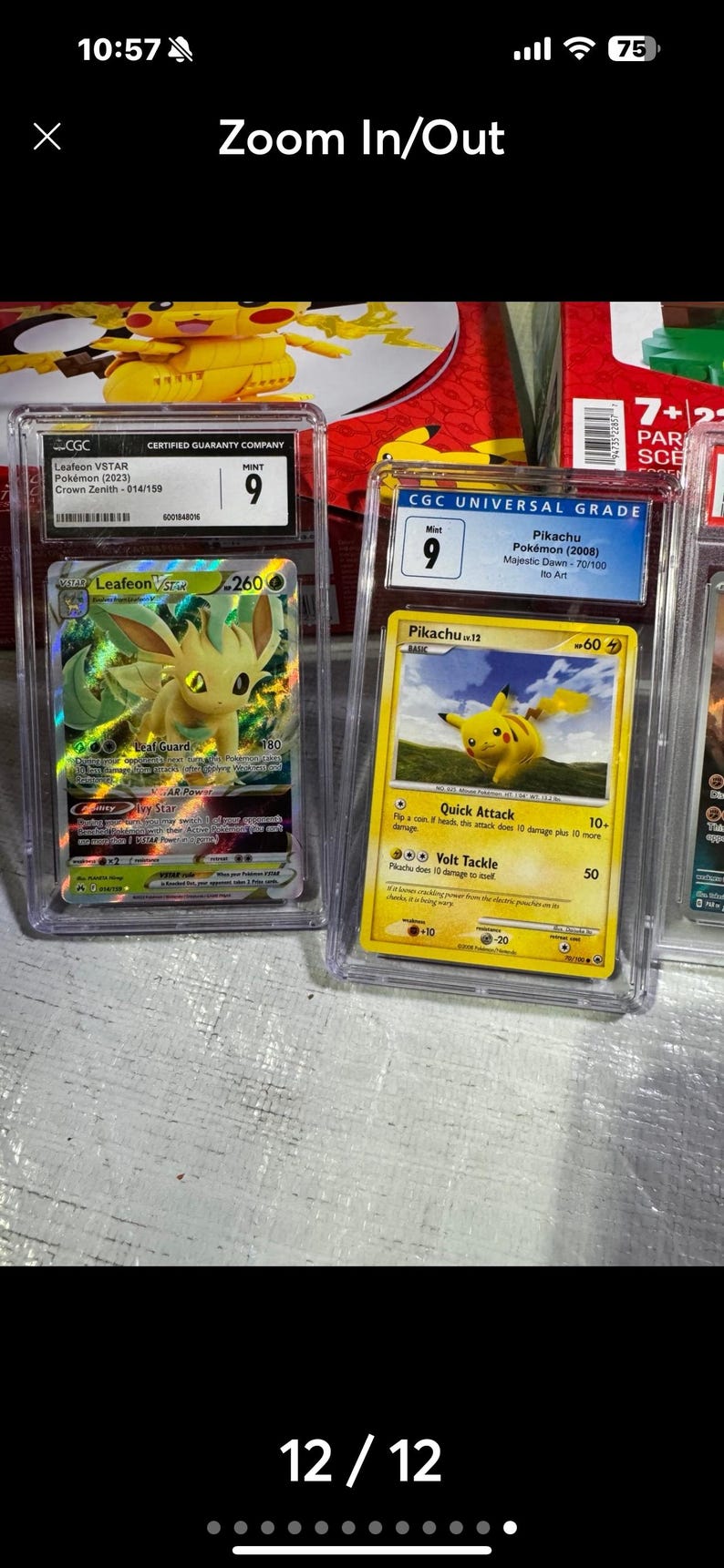 Puede incluir: Dos cartas coleccionables de Pok&eacute;mon calificadas en estuches protectores. Una presenta a Leafeon VSTAR, la otra a Pikachu. Ambas cartas est&aacute;n calificadas con un 9 por CGC. La carta de Leafeon es del set Crown Zenith, y la de Pikachu del set Majestic Dawn.
