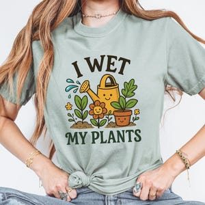 Ich befeuchte meine Pflanzen Tshirt, lustige Gartengeschenke, Pflanzen Lady Shirt, Gartenarbeit Tshirts, Pflanzenliebhaber Geschenk, Gartengeschenke, Pflanzen Mutter Tshirt