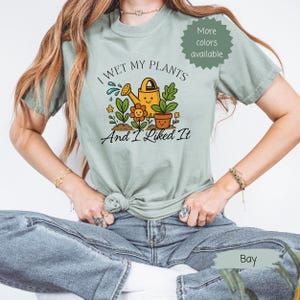 Ich befeuchte meine Pflanzen Tshirt, lustige Gartengeschenke, Pflanzen Lady Shirt, Gartenarbeit Tshirts, Pflanzenliebhaber Geschenk, Gartengeschenke, Pflanzen Mutter Tshirt
