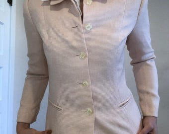 Conjunto de traje vintage para mujer. Falda y chaqueta. Rosa bebé, líneas clásicas.