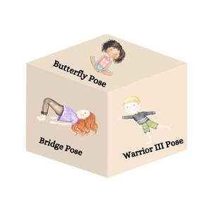 Pode incluir: Um cubo bege claro com ilustra&ccedil;&otilde;es de crian&ccedil;as em poses de ioga. O cubo mostra as poses: Postura da Borboleta, Postura da Ponte e Postura do Guerreiro III. Cada pose &eacute; rotulada com texto. As ilustra&ccedil;&otilde;es s&atilde;o em estilo aquarela.