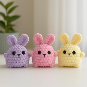 Schema all&#39;uncinetto per un coniglietto, tutorial per realizzare un peluche amigurumi all&#39;uncinetto con cuciture basse, schema all&#39;uncinetto per un simpatico giocattolo, schema all&#39;uncinetto in PDF, schema all&#39;uncinetto fatto a mano