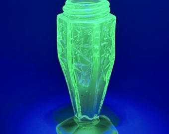 Vintage Uranium Glass Salt & Pepper Shakers Art Deco Vaseline Glass UV Glow Green Depression Glass Set Collectible Decor