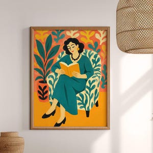 Może przedstawiać: Oprawiony wydruk ścienny przedstawiający stylizowaną ilustrację osoby z ciemnymi włosami w turkusowej sukience, siedzącej w fotelu we wzory i czytającej żółtą książkę, na tle żywego tła z pomarańczowymi i zielonymi liśćmi.