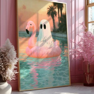 Op de afbeelding: Een rechthoekige wandkunstprint met een witte geest zittend op een roze flamingo zwemband in een zwembad. De scène bevat palmbomen op de achtergrond onder een warme, zonsondergangkleurige lucht, met reflecties zichtbaar op het wateroppervlak.