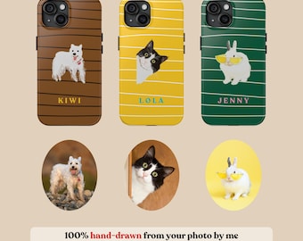 Op de afbeelding: Drie telefoonhoesjes met verschillende ontwerpen. De eerste hoes is bruin met witte strepen en heeft een witte hond met een rode halsband. De tweede hoes is geel met witte strepen en heeft een zwart-witte kat. De derde hoes is groen met witte strepen en heeft een wit konijn met een zonnebril. Elk hoesje heeft de naam van het huisdier erop gedrukt.