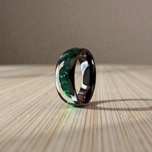 Ring med krossad smaragd och volfram, 8 mm band, vigselring, present till honom och henne med ask