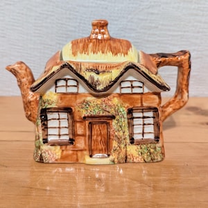 Tetera vintage &quot;Ye Old Cottage&quot; de PRICE KENSINGTON Cottage Ware, fabricada en Inglaterra
