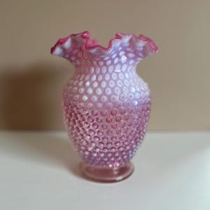Vintage Fenton roze opalescente vaas met spijkerzool – 8,5″ gegolfd melkglas – bloemdecor uit het midden van de eeuw, cadeau voor haar