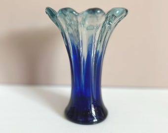 Jarrón de vidrio soplado a mano con volantes azules: decoración de vidrio artístico degradado