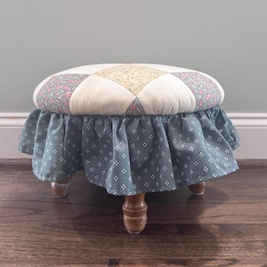 Puede incluir: Un juego de tres tazas de cerámica con un acabado mate moteado. Las tazas son de color crema, marrón claro y marrón oscuro. Cada taza tiene un diseño simple y minimalista.