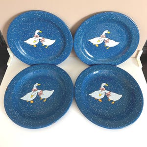 Vintage Goose Enamel Plates – Set of 4 Blue Speckled Metal Plates – 1980s Farmhouse Kitchen Decor – White Geese with Pink Bows