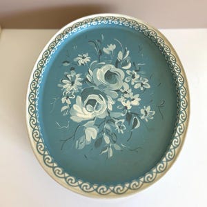 Vintage Hand-Painted Floral Tin Tray Blue Oval Metal Storage Box – Cottagecore Farmhouse Decor, Trinket Organizer, Rustic Home Gift