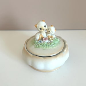 Vintage Ceramic Cat Trinket Box – 1970s Taiwan Kitsch Decor – Cute Kitten Jewelry Box – Retro Animal Collectible