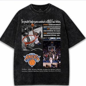 Peut inclure: Un t-shirt noir délavé à l'acide avec une impression graphique d'un match de basket, le logo des New York Knicks et du texte détaillant une remontée historique en finale de la NBA. Le design inclut un joueur marquant, un score et des noms.