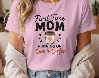 First Time Mom Shirt: Laufen auf Liebe & Kaffee Komfort Farben Tee
