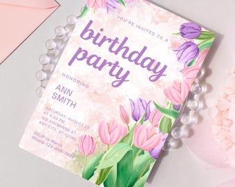 Puede incluir: Una invitación de cumpleaños con un diseño floral de tulipanes rosas y morados. La invitación incluye el texto "Estás invitado a una fiesta de cumpleaños" y los detalles de la fiesta de Ann Smith. También hay un sobre rosa y un ramo de flores rosas.