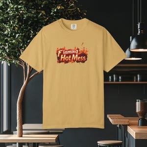 Flaming Hot Mess Tshirt, chemise chaude mess, t-shirt drôle, chemise sarcastique, t-shirt graphique, chemise de vie de maman, t-shirt relatable, t-shirt de vie désordonnée