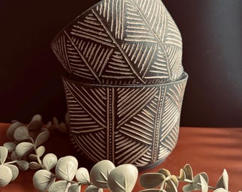 ベージュと黒の陶器花瓶 ベージュと黒の炻器の花瓶。白と黒のひび割れた陶器の鉢。手作りの楽焼
