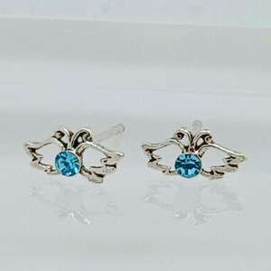 Pendientes vintage de plata de ley con cristales azules y alas de ángel, joyería etérea. imagen 4