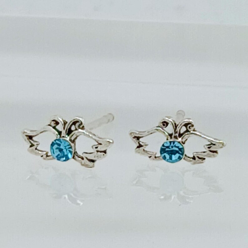 Pendientes vintage de plata de ley con cristales azules y alas de ángel, joyería etérea. imagen 4