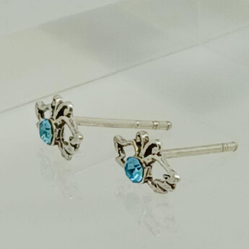 Pendientes vintage de plata de ley con cristales azules y alas de ángel, joyería etérea. imagen 17