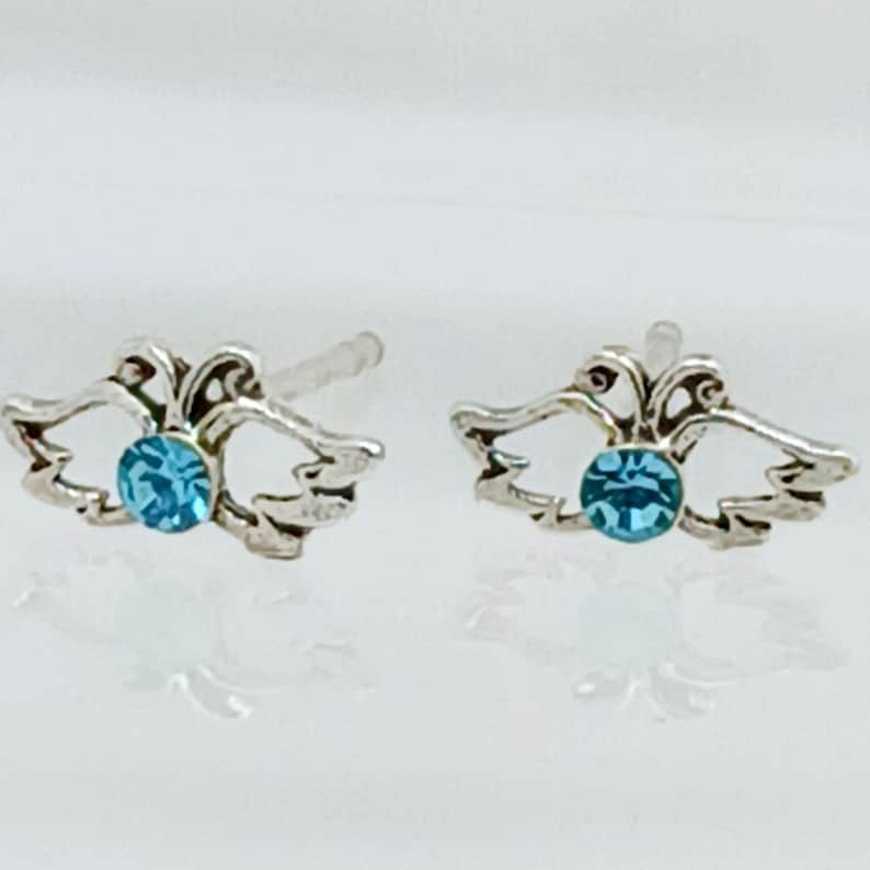 Pendientes vintage de plata de ley con cristales azules y alas de ángel, joyería etérea. imagen 1