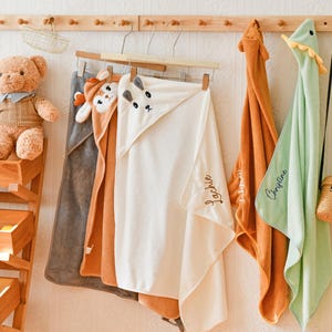 男の子と女の子のためのパーソナライズされたモノグラムフード付きベビータオル。ベビーシャワーギフト、ベビーギフト、ベビーバスタオル、ベビーギフト、イースターベビーギフトに最適。